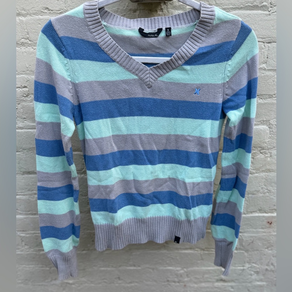 Gorgeous colors Hurley v-neck knit sweater excellent condition